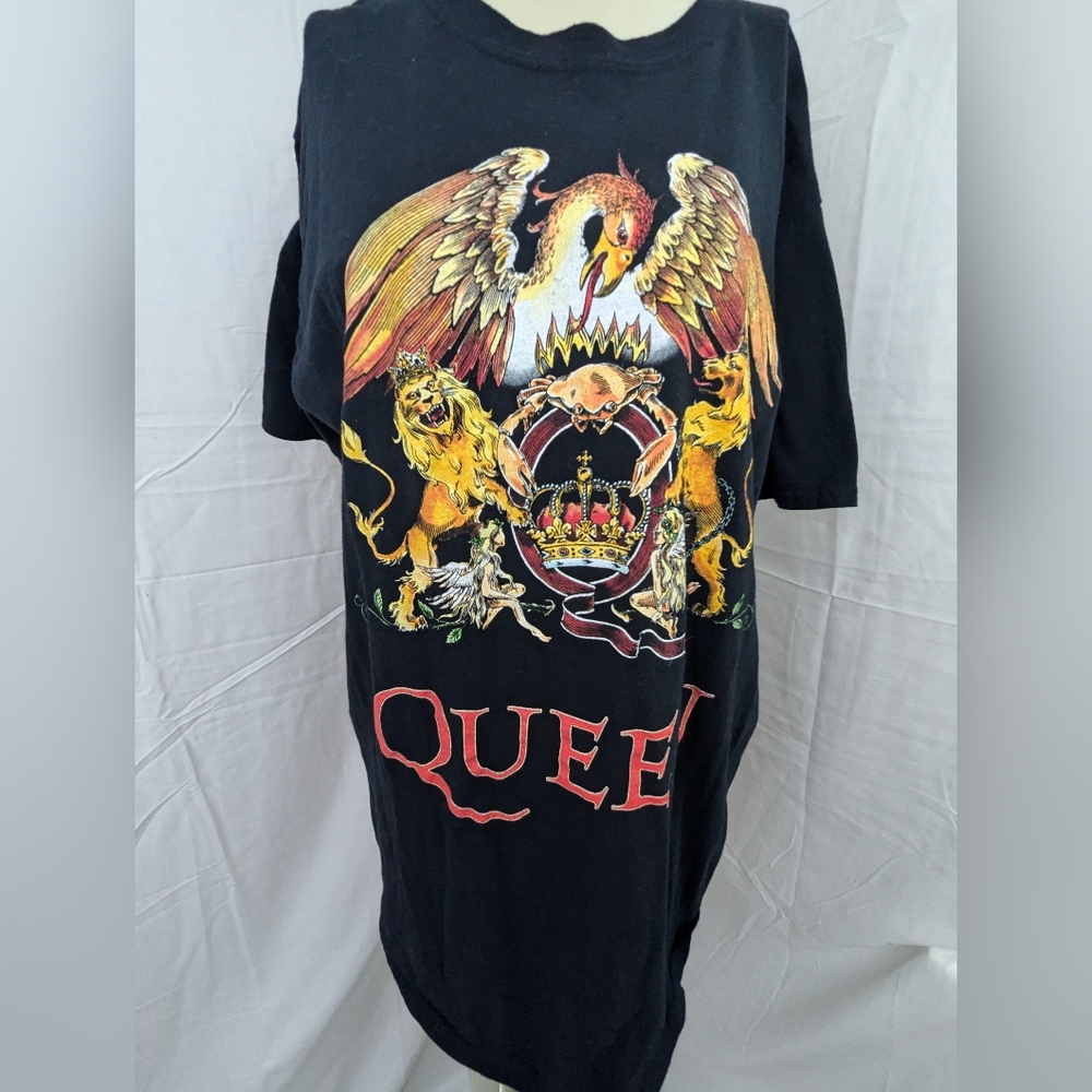 Queen - Greatest Hits Album Cover Tee Shirt Large.